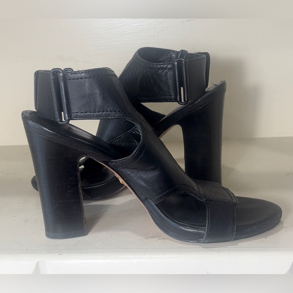 Pour La Victorie Echo Leather Cut Out Heeled Sandals Size 8.5
